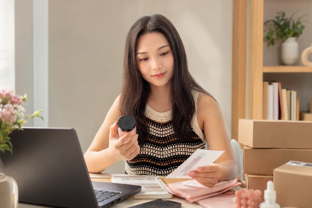 Kelsy checking product and packaging details for an online store